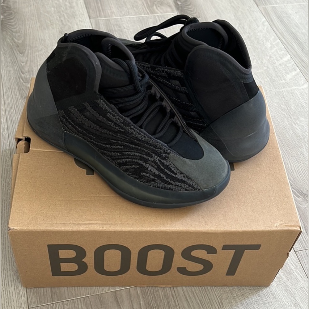 Yeezy Qntm Sneakers size 7